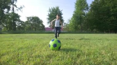 Futbol sahası futbol oynayan çocuk
