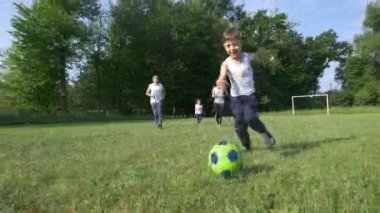 Bir çim futbol oynarken aile