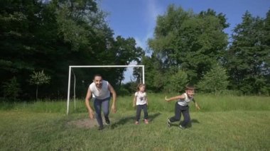 Mutlu genç yaz sahada çalışan iki çocuklu bir aile. Ağır çekim