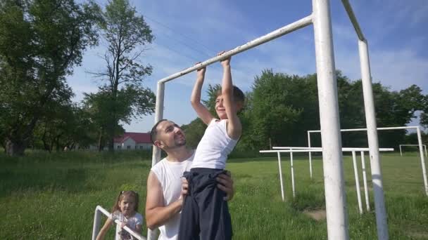 Far med son på lekplats utbildning, gärna riktiga familj leende utanför, livsstilskoncept människor — Stockvideo