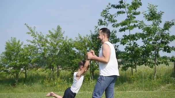 Jeune garçon joué avec père — Video