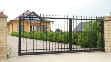 Siyah metal kapılarının taşımak