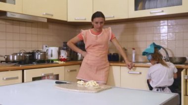 Anne ve kızı birlikte pişirme, mutfak Anasayfa