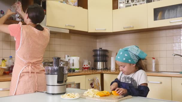 Mor och dotter baka tillsammans på hemma i köket — Stockvideo