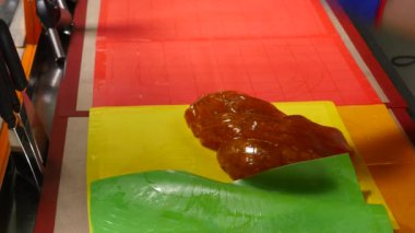 Karamelli şeker üretimi, Sıcak karamel ile çalışma