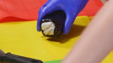 Karamelli şeker, şeker büyük parça inişli çıkışlı closeup imalatı