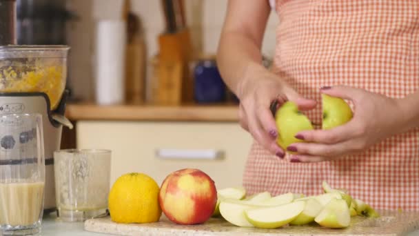 Kvinna Ung hemmafru i köket med frukt och juicer som förbereder sig för att göra färsk juice. Hälsosamt ätande, Matlagning, Vegetarisk mat, bantning och människor koncept. 4 k Prores Hq codec — Stockvideo