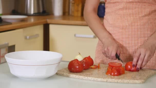 Женские руки режут овощи на деревянной доске — стоковое видео