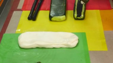 Karamelli şeker, şeker büyük parça inişli çıkışlı closeup imalatı