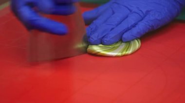 Üretimi karamel şekerler, closeup uzun şekerleme yapma. Adam bir tatlı candy yapmak