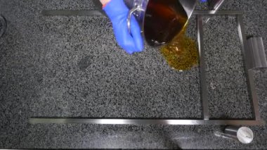 Karamel karıştırarak karamel şekerleme imalatı. Üstten Görünüm