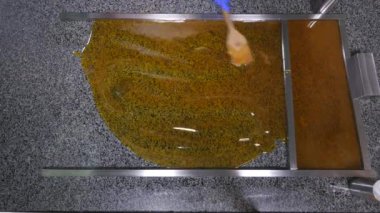 Karamel karıştırarak karamel şekerleme imalatı. Üstten Görünüm