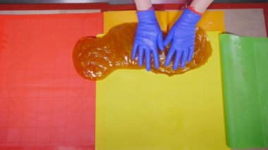 Karamel karıştırarak karamel şekerleme imalatı. Üstten Görünüm