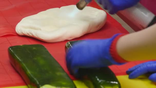 Výroba karamelové bonbóny, detailní valivých velký kus cukroví — Stock video