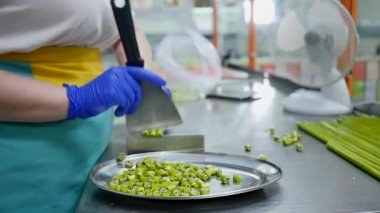 Üretimi karamel şekerler, karamelli şeker kesme master. ağır çekim