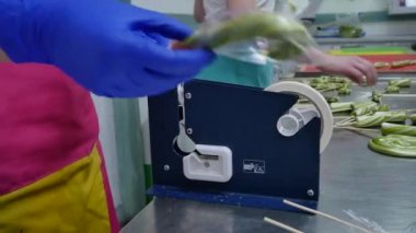 Kadın el tarafından ambalaj tatlılar