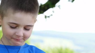 Kırmızı elma bahar Park'ta yemek mutlu bir çocuk. Sağlıklı yaşam konsepti