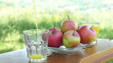 Portakal suyu cam içine dökme. Apple arka plan