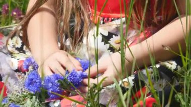 el kızı sit kafasına bir çelenk örgüleri. Eğlence kırsal çiftlik