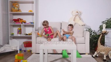 Dalış içinde iki mutlu çocuk birlikte kanepe oturma maske