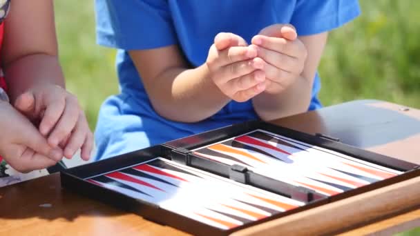 Kinder spielen Backgammon. Kleine Hände spielen Chip — Stockvideo