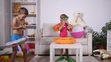Çocuklar oturma odasında oynarken hayal hakkında bir kumsalda olduklarını