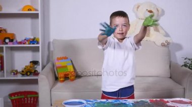 Güzel çocuk ellerinde boya ile. Oynak çocuk gülüyor portresi. Beyaz arka plan üzerinde izole neşeli komik çocuk, yakın çekim