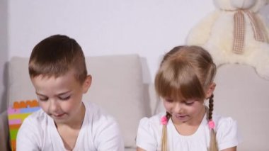 Onların fotoğraflarda avuç içi gösterilen iki neşeli çocuklar