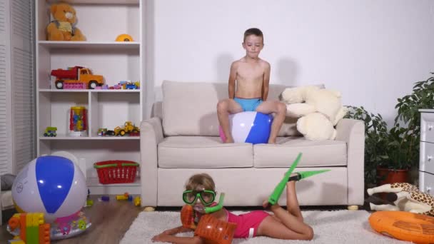 Kleine Kinder sind bereit für den Urlaub — Stockvideo