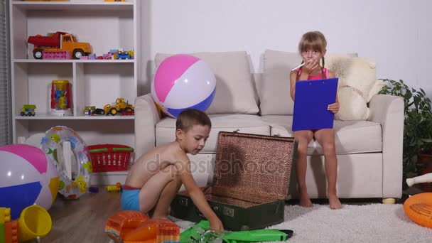 Kleine kinderen is klaar voor de vakantie — Stockvideo