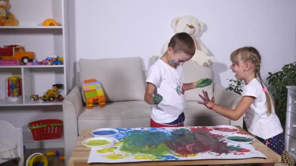 Dos amiguitos manchándose de pintura. — Vídeos de Stock