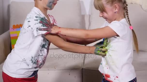 Dos amiguitos manchándose de pintura. — Vídeos de Stock