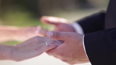 Düğün heteroseksüel elleri parmakları alyans çift. damat ve gelin. Kaç el ele tutuşarak aşk içinde. Sadece evli çift. mutlu bir adam ve kadın aşık. yeni aile. mutlu bir yaşam