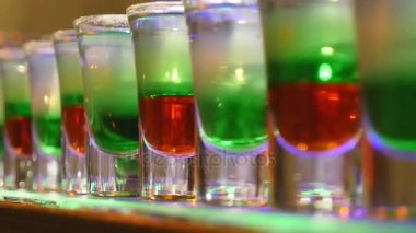 Renkli küçük şişeleri grubudur. Alkollü kokteyller, Likörler beyaz masada