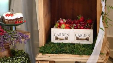 Düğün farklı taze meyve açık büfe tablo. Meyve ve çilek düğün masa dekorasyonu. Açık büfe Resepsiyon meyve şaraplar şampanya. Düğün masa dekorasyonu. Kiraz