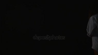 Mutlu genç kadın kırmızı saç açılarak forması giyen ve seksi siyah sutyen siyah arka plan üzerine kapatın