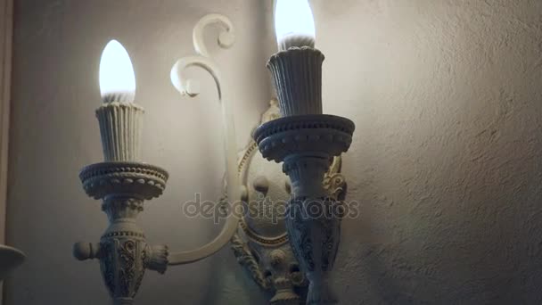 Mooie moderne verlichting op een muur met lampen in de vorm van ... Mooie moderne verlichting op een muur met lampen in de vorm van ...