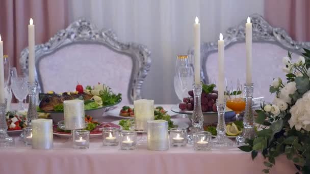 Mooie prachtige bruiloft seveertafel — Stockvideo