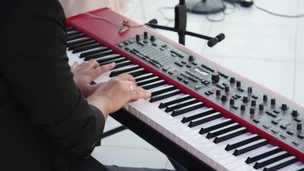 Männerhände spielen auf dem Synthesizer — Stockvideo