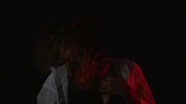 Etrafında dönen ve gülümseyen siyah iç çamaşırı iç çamaşırı kadın. Seksi baştan çıkarıcı kırmızı saçlı kız Studio