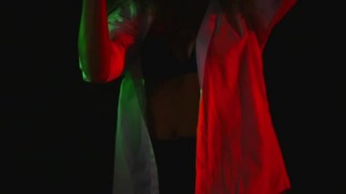 Dekolte ile Beyaz gömlekli seksi genç kadın portre. Düşük anahtar. Studio.Bra