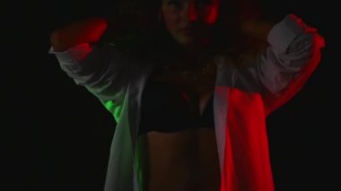 Dekolte ile Beyaz gömlekli seksi genç kadın portre. Düşük anahtar. Studio.Bra