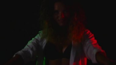 Dekolte ile Beyaz gömlekli seksi genç kadın portre. Düşük anahtar. Studio.Bra
