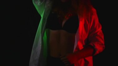 Dekolte ile Beyaz gömlekli seksi genç kadın portre. Düşük anahtar. Studio.Bra