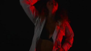 Seksi güzel kadın beyaz gömleği giyince poz. Kız mükemmel ince gövdeli