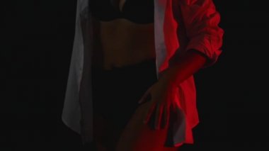 Seksi güzel kadın beyaz gömleği giyince poz. Kız mükemmel ince gövdeli