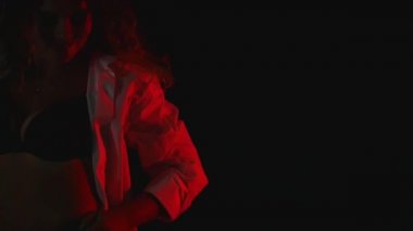 Seksi güzel kadın beyaz gömleği giyince poz. Kız mükemmel ince gövdeli