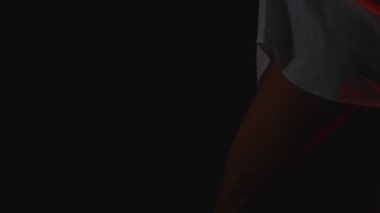 Seksi güzel kadın beyaz gömleği giyince poz. Kız mükemmel ince gövdeli