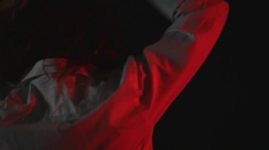 Kırmızı saç giyen açık uzun kollu gömlek ve seksi karanlık iç çamaşırlarına studio ile mutlu ince genç kadın