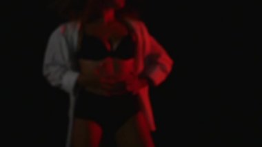 Kırmızı saç giyen açık uzun kollu gömlek ve seksi karanlık iç çamaşırlarına studio ile mutlu ince genç kadın